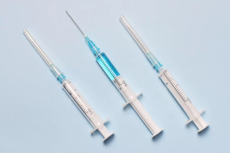 different sizes of hypodermic needles