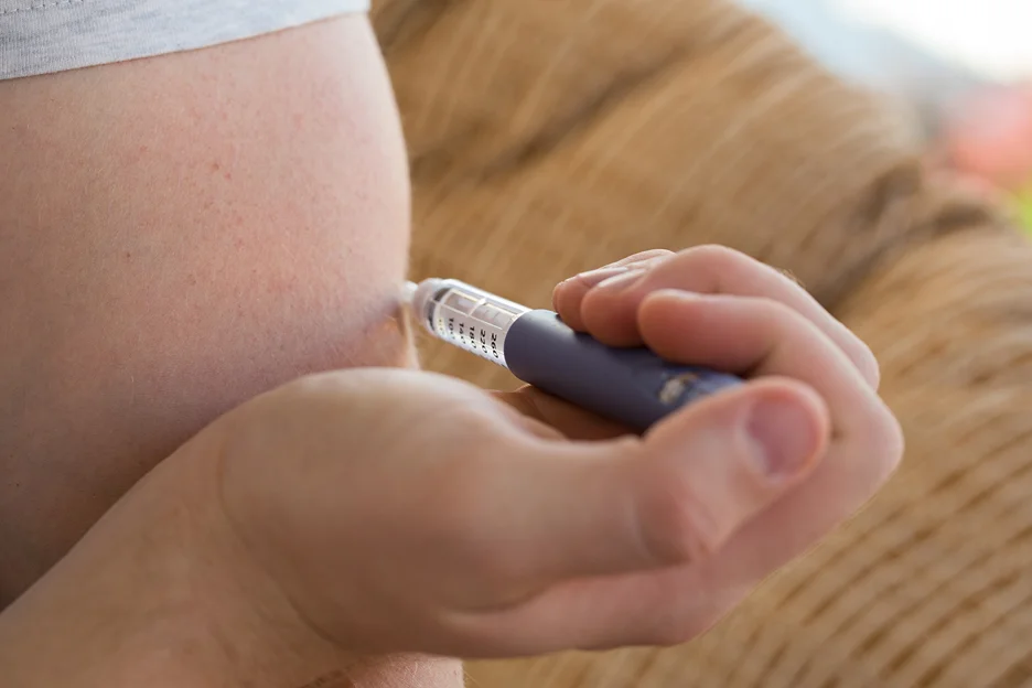 a patient injects herself with semaglutide 